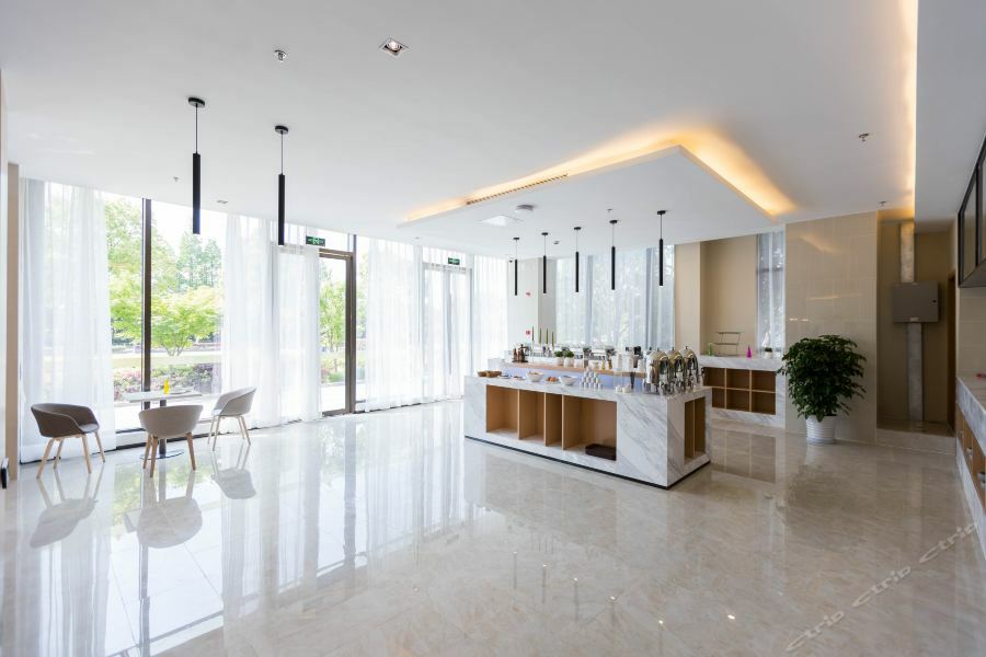 Hotel Berkesy Pujiang 4*